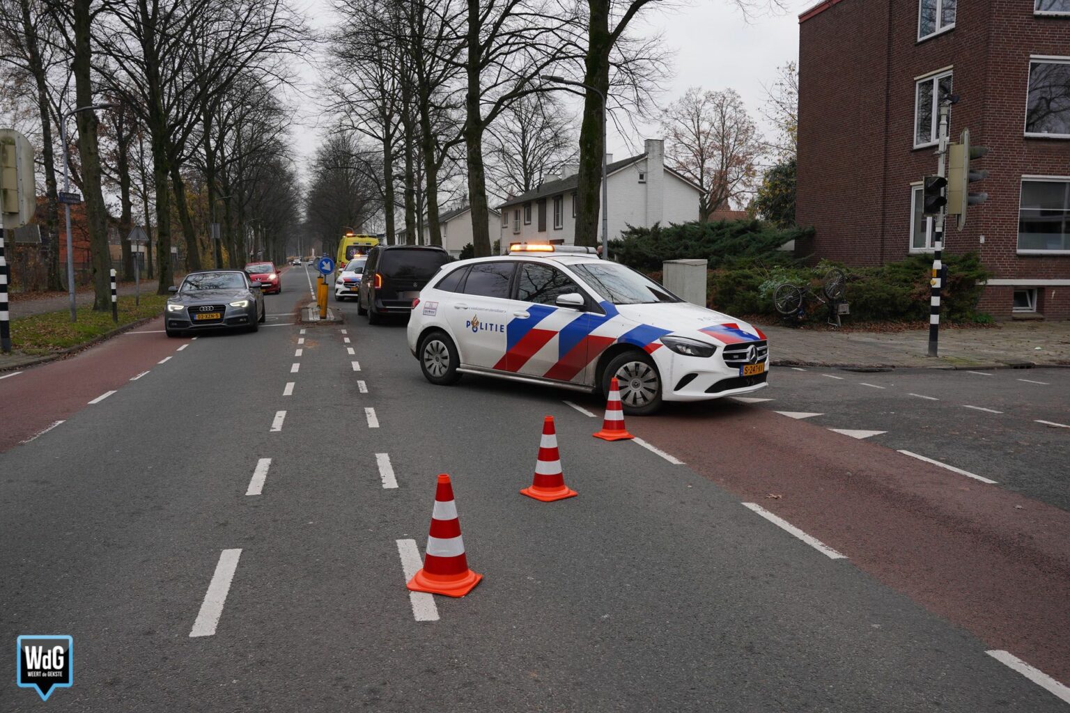 Fietsster Geschept Door Bestelbus Op Kruising Graafschap Hornelaan