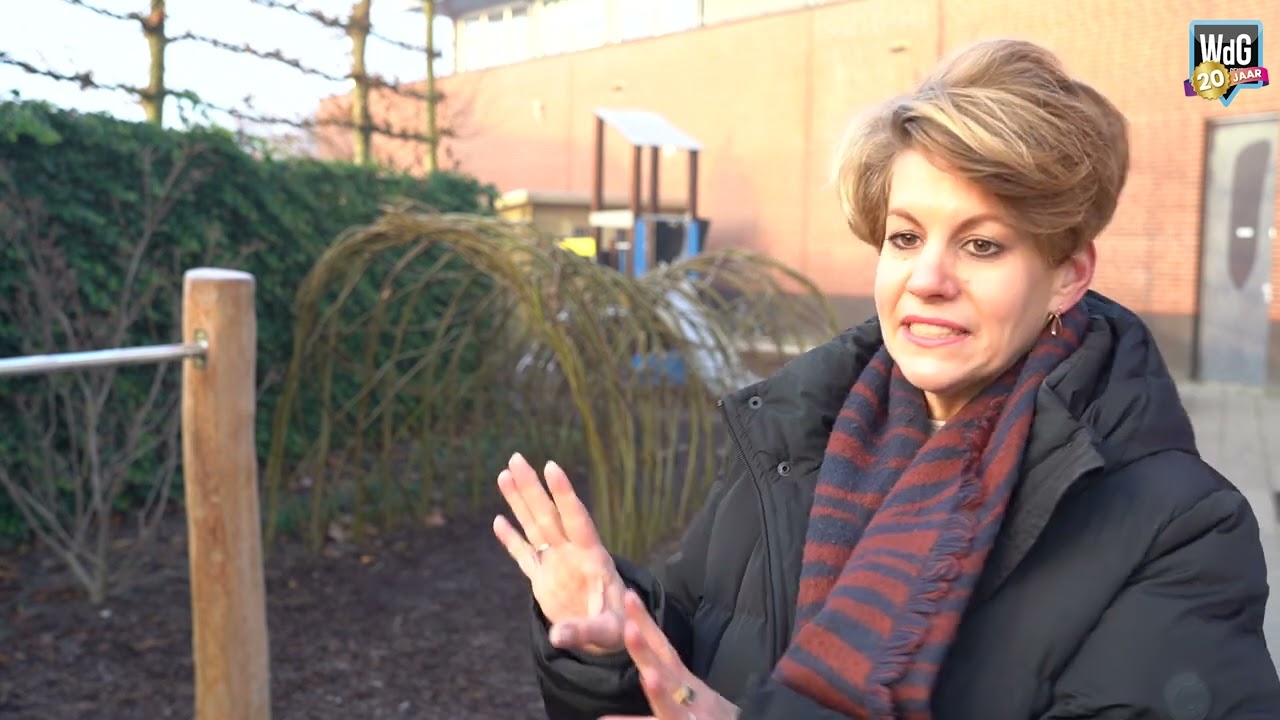 Wethouder en Sint bij opening nieuw schoolplein Basisschool Tungelder