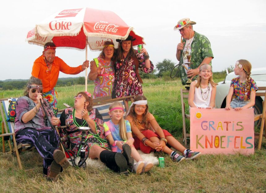 hippies knuffelen Avond4Daagse