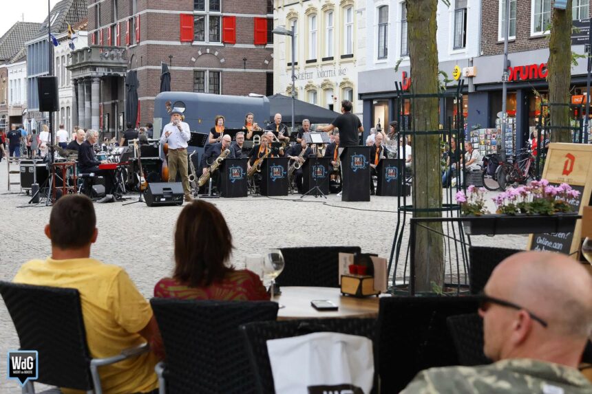 Big Band Budel tijdens reeks marktconcerten