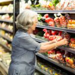 Vrouw in supermarkt