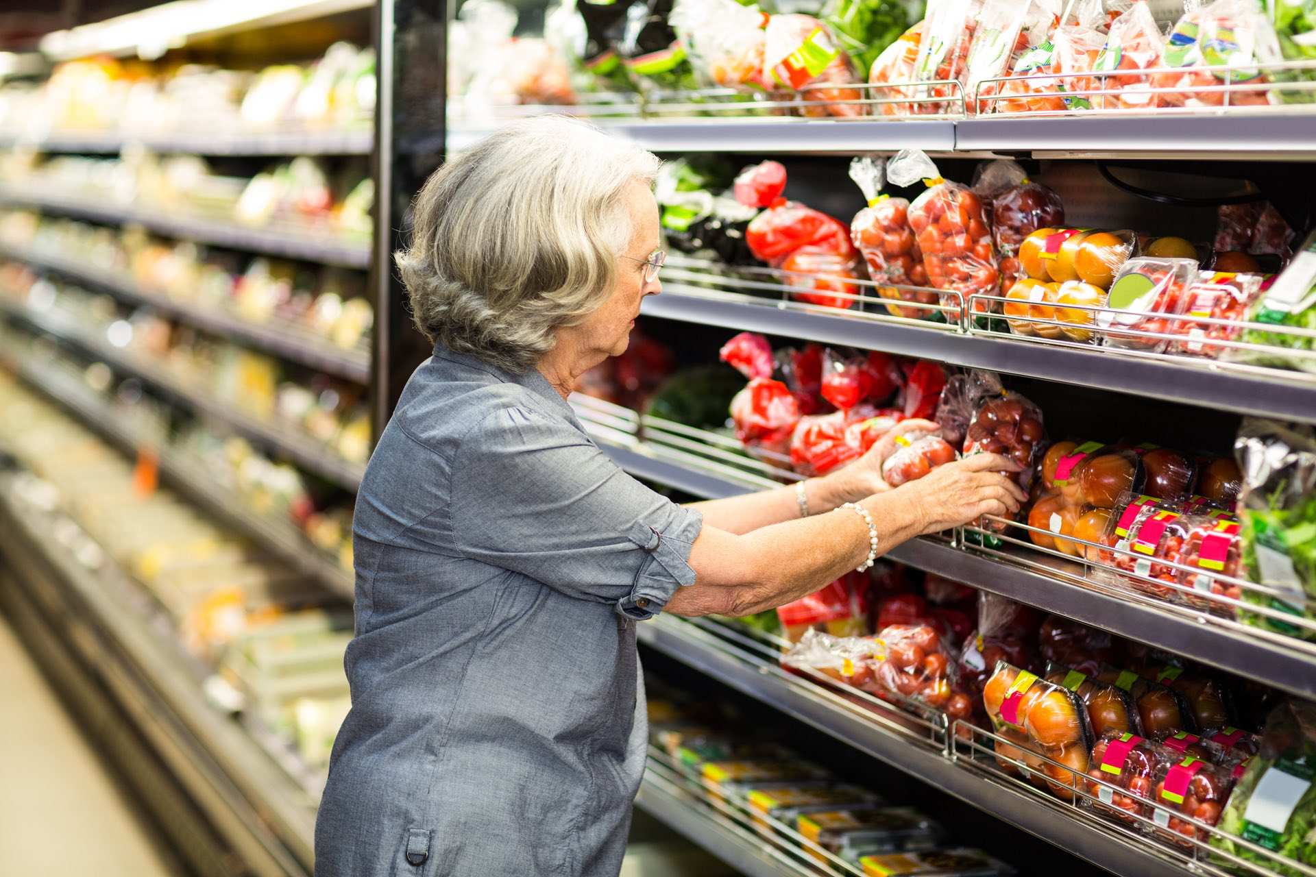 Vrouw in supermarkt