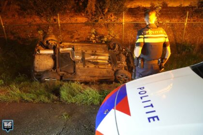 Auto op de kop in greppel N280