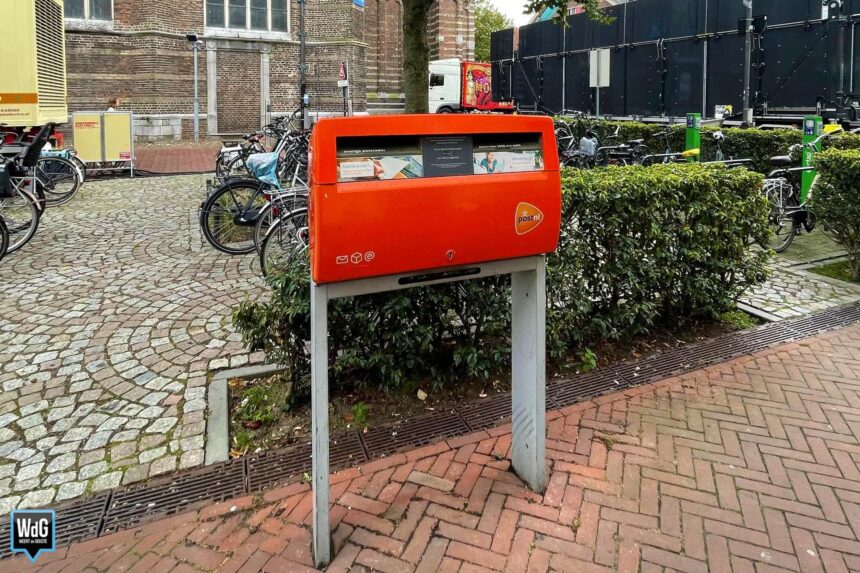 Brievenbus PostNL op Korenmarkt in Weert