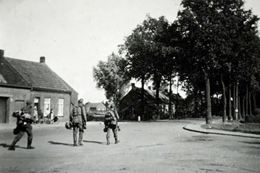 Uittocht Duitse militairen op Roermondseweg - Foto via Gemeentearchief Weert