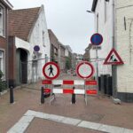 Kopgevel oude stadsboerderij staat op in storten