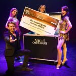 Directeur Sandra in t Groen en Nigel Otermans met zijn Wonder Girls met de theatercheque Fotograaf: Rob Nijpels