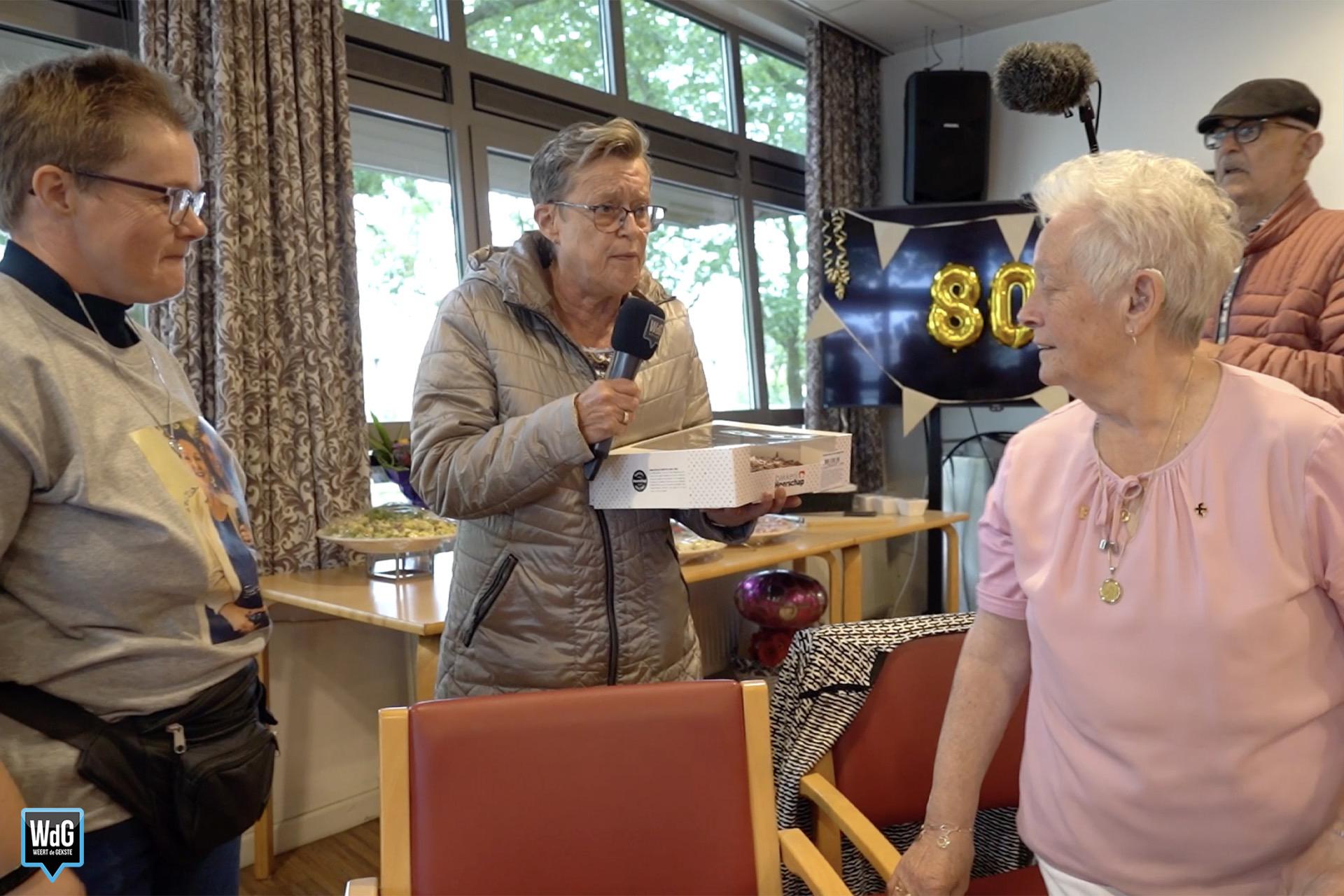 Katrien keumtj op bezeuk bij 80-jarige tante Rieky