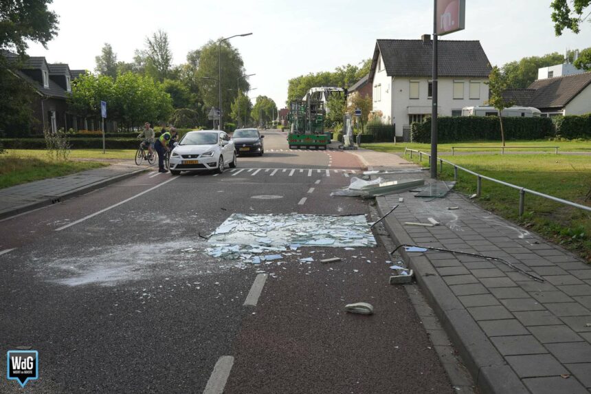 Vrachtwagen verliest glasplaten