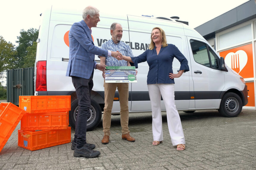 Overhandiging cheque energieproject aan Voedselbank Weert e.o.