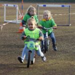 Peuters gaan de strijd aan tijdens loopfietsenrace