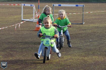 Peuters gaan de strijd aan tijdens loopfietsenrace