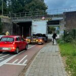 Ingestuurde foto - Vrachtwagen vast bij spoorviaduct