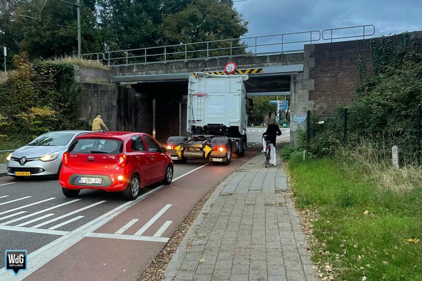 Ingestuurde foto - Vrachtwagen vast bij spoorviaduct