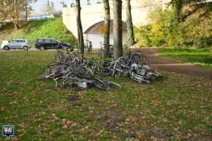 Achtergelaten fietsen op Julianalaan