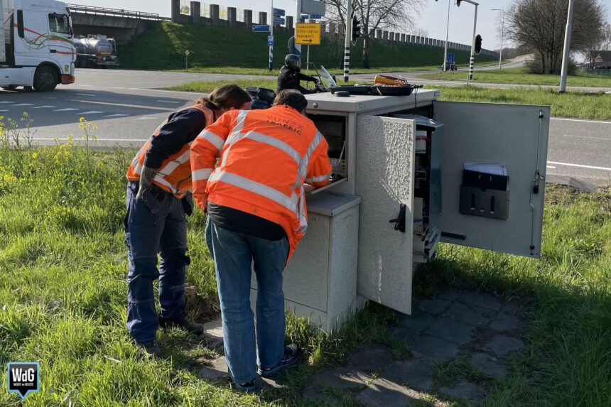 Monteurs bij verkeerslichtinstallatie A2 - N275