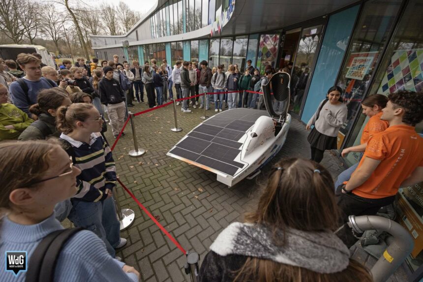 Zonneauto Nuna 13 bij Het College in Weert