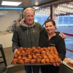 Erik en Monique met versgebakken oliebollen