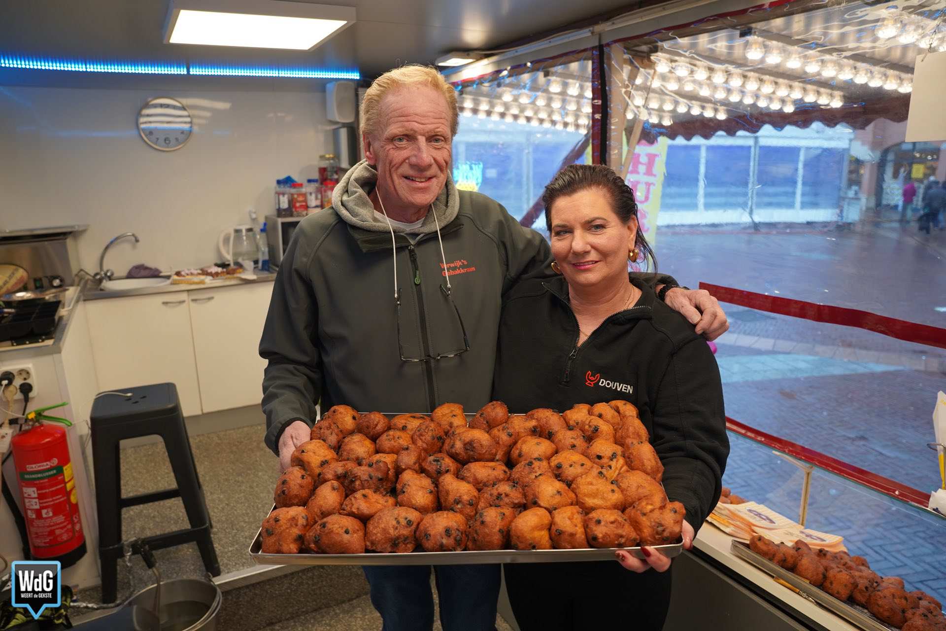 Erik en Monique met versgebakken oliebollen