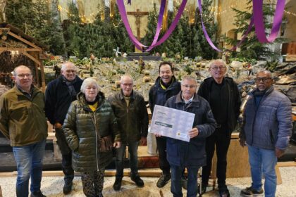 Cheque voor vrijwilligers kerstpanorama Leuken