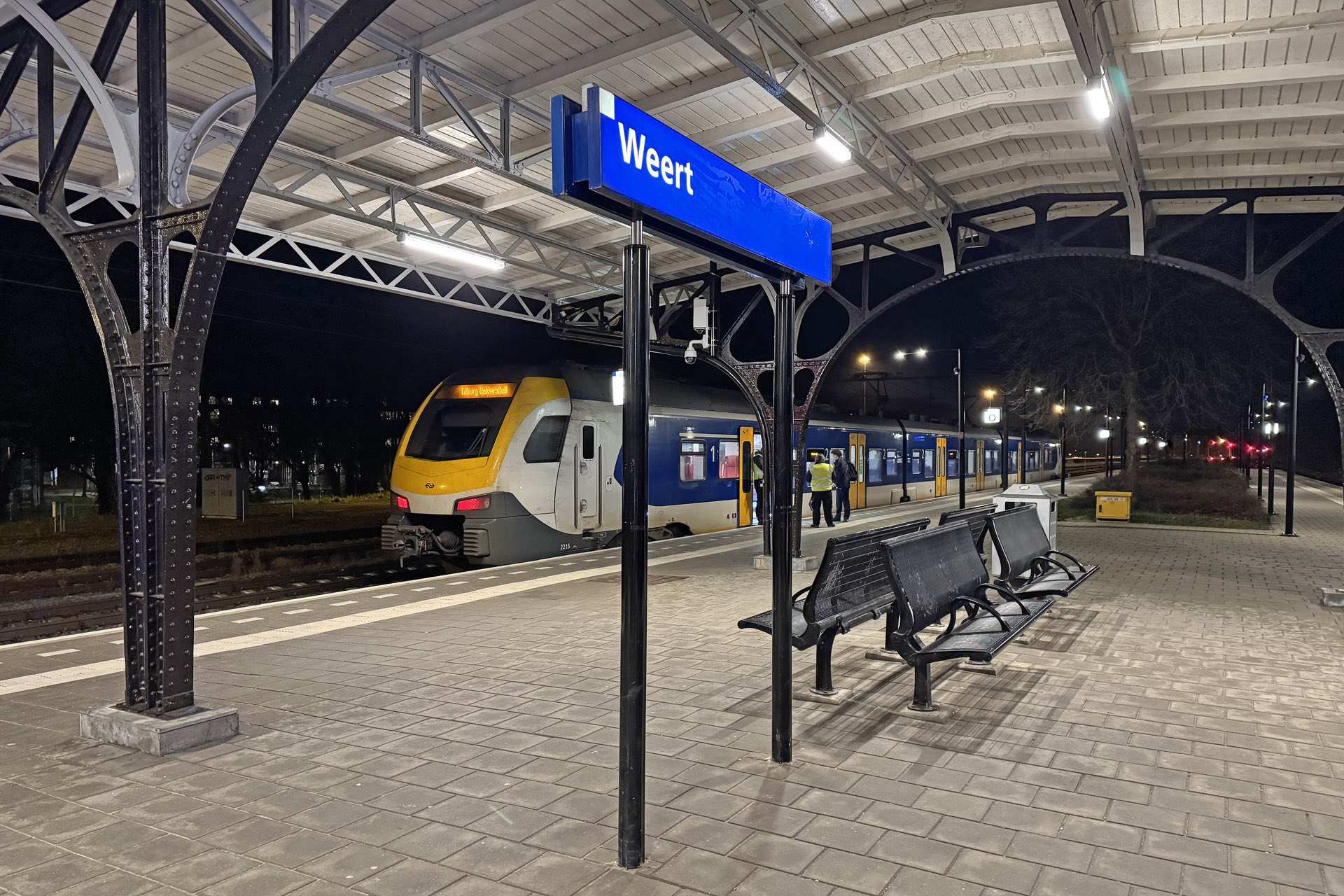 Sprinter op NS-station in Weert