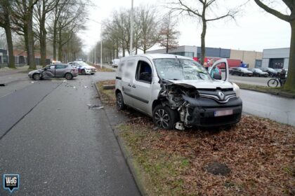 Bestelauto belandt in middenberm na botsing