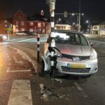 Auto botst tegen verkeerslicht bij Stadsbrug