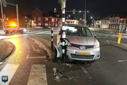 Auto botst tegen verkeerslicht bij Stadsbrug