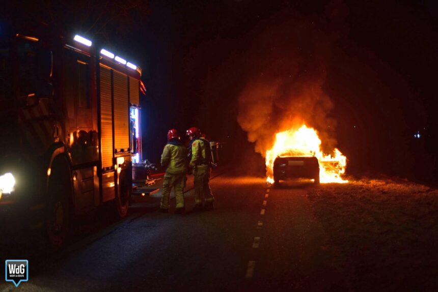 Auto brandt volledig uit op Dr. Anton Philipsweg