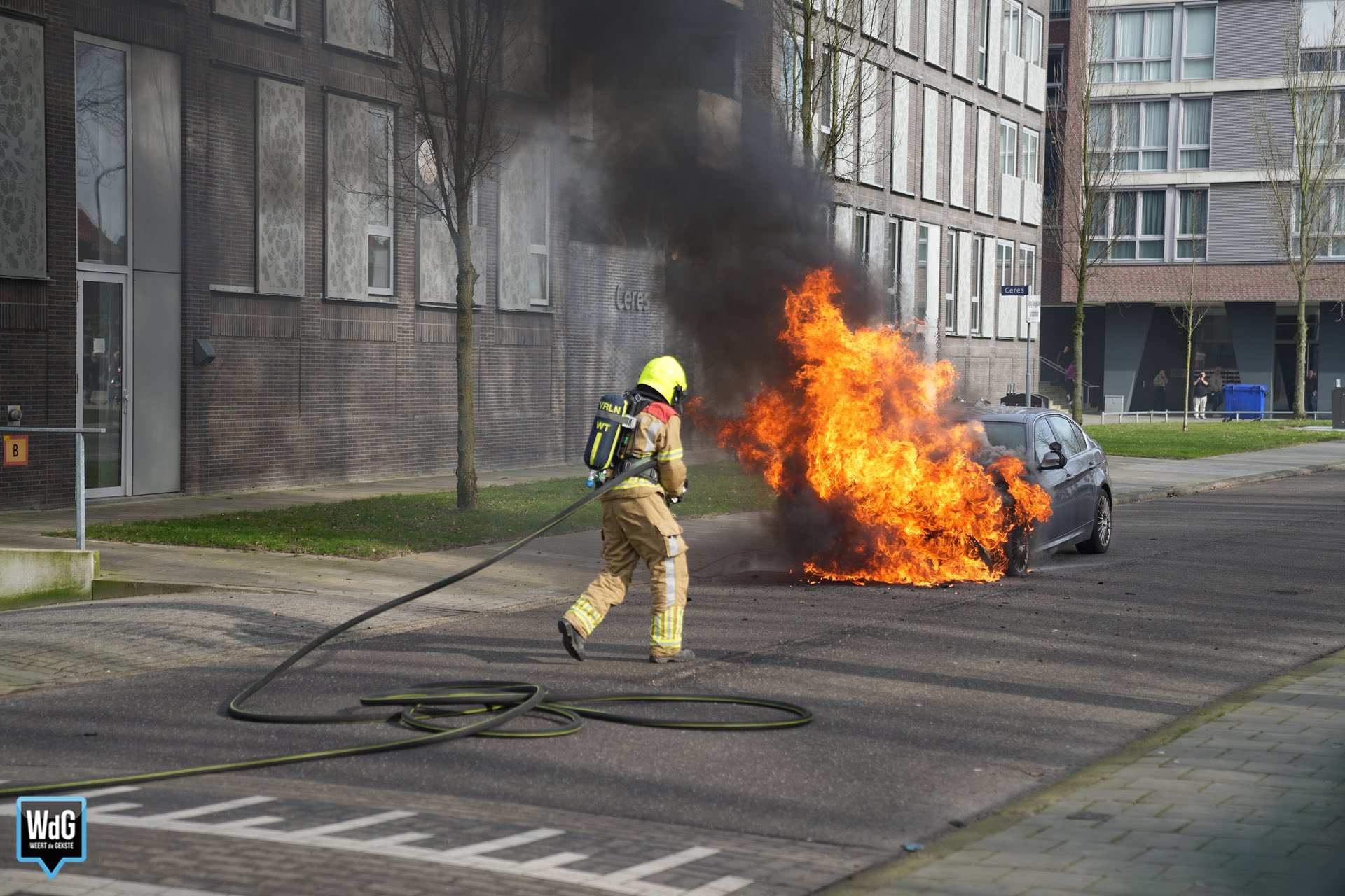 Auto vat vlam op Penitentenstraat