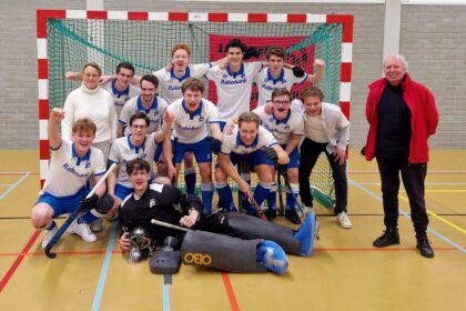 HV Weert Jong Heren 1 viert kampioenschap in zaalhockey