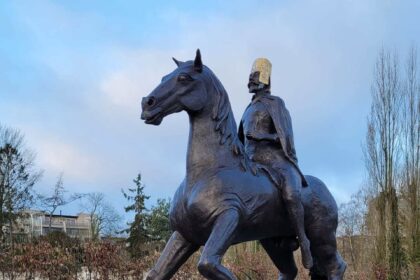 Waarom pronkt graaf van Horne met de gestolen gouden helm?