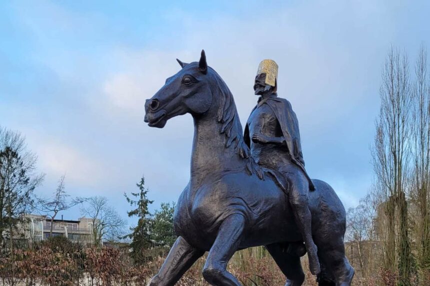 Waarom pronkt graaf van Horne met de gestolen gouden helm?