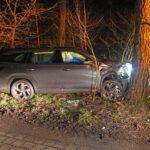 Auto belandt tussen twee bomen in Budel