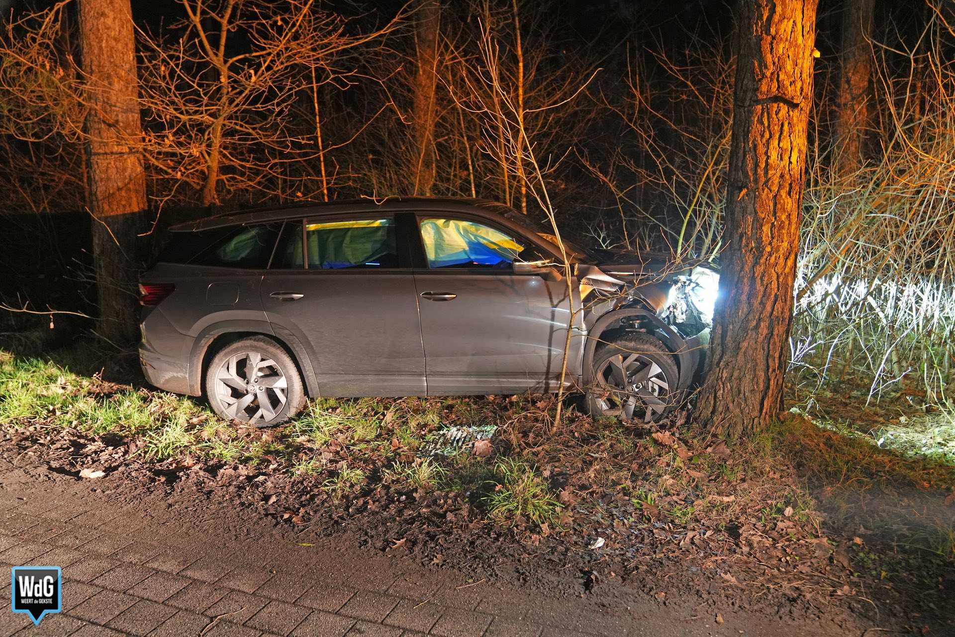 Auto belandt tussen twee bomen in Budel