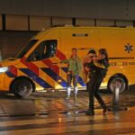 Agente draagt kind naar ambulance