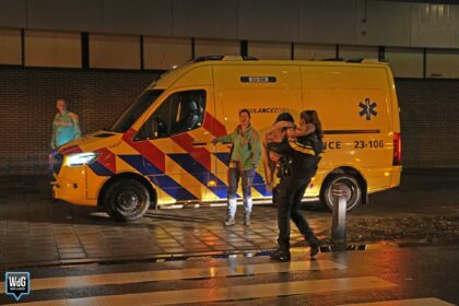 Agente draagt kind naar ambulance