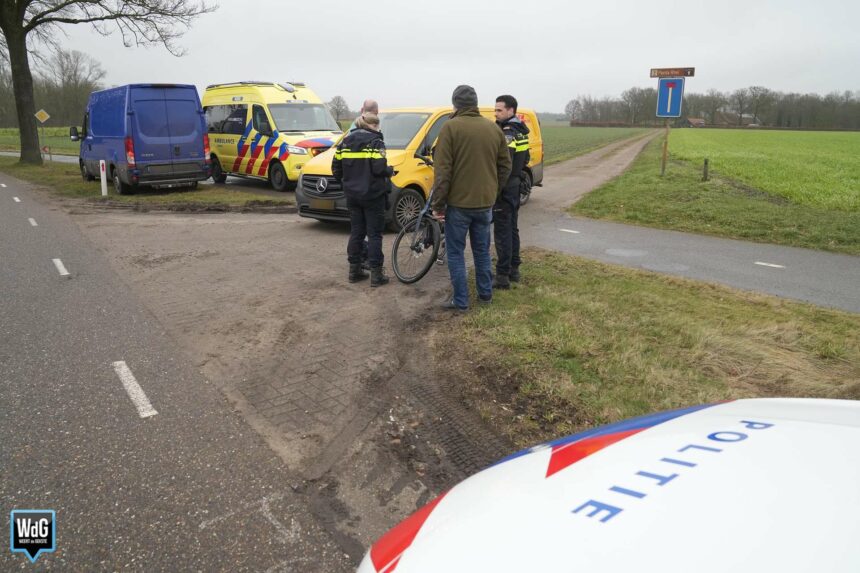 Pakketbus botst met fietser in Haler