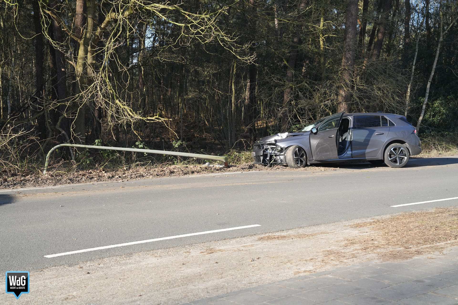 Auto botst tegen lantaarnpaal op Trancheeweg