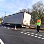 Wederom vrachtwagen tegen vangrail op Venloseweg bij Ospel