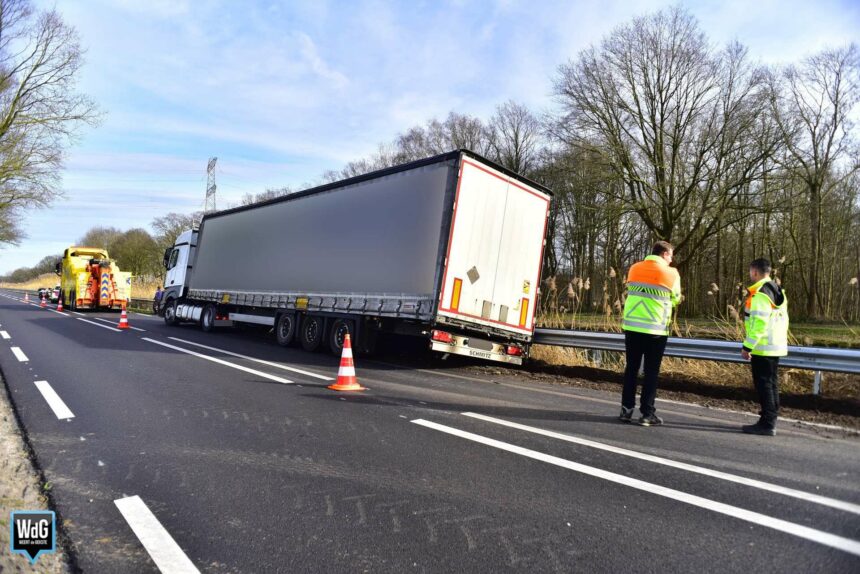 Wederom vrachtwagen tegen vangrail op Venloseweg bij Ospel