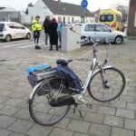 Auto botst met fietser in Budel