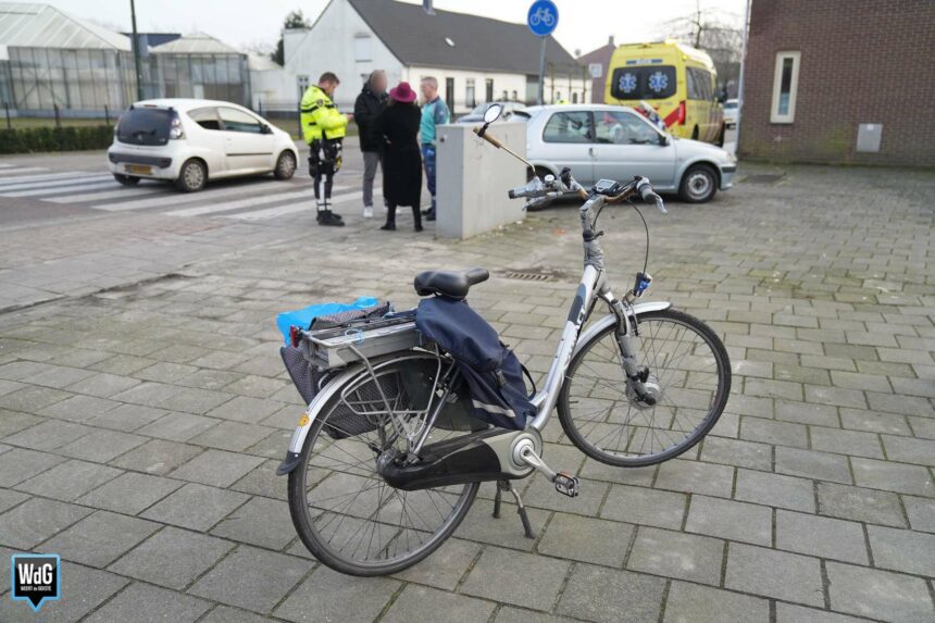 Auto botst met fietser in Budel