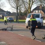 Fietsster lichtgewond bij aanrijding met taxibusje in Budel