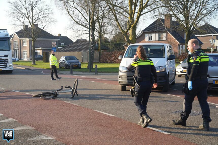 Fietsster lichtgewond bij aanrijding met taxibusje in Budel