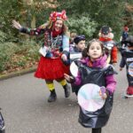 Carnavalsoptocht kleurt de straten van Groenewoud