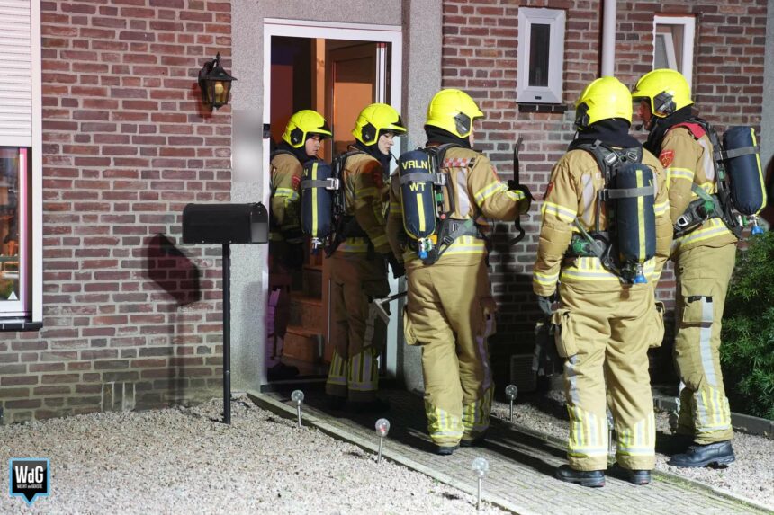 Brand in plafond van keuken in woning