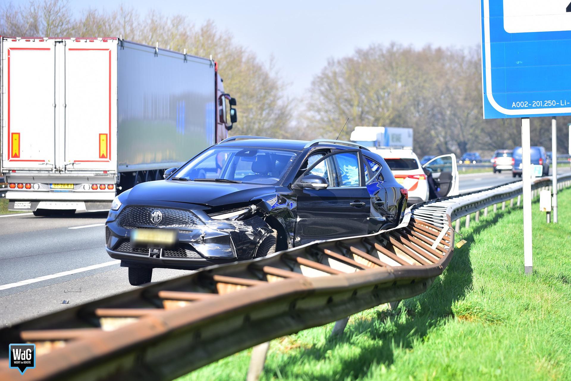 Auto achterstevoren tegen vangrail