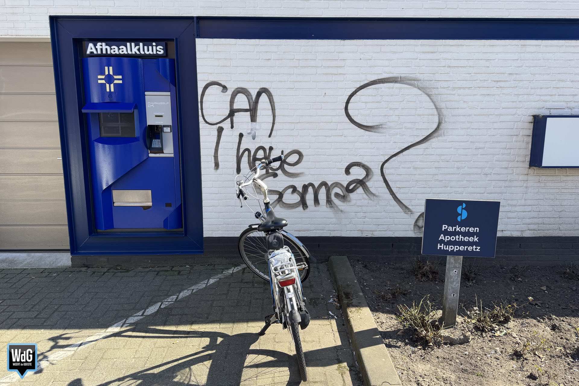 Bekladding met graffiti op muur van apotheek