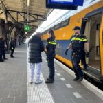 Politie haalt reiziger uit trein